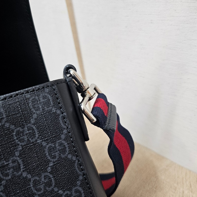 [農曆新年福利🧧] Gucci黑灰老花銀釦藍紅藍背帶斜背郵差包-21