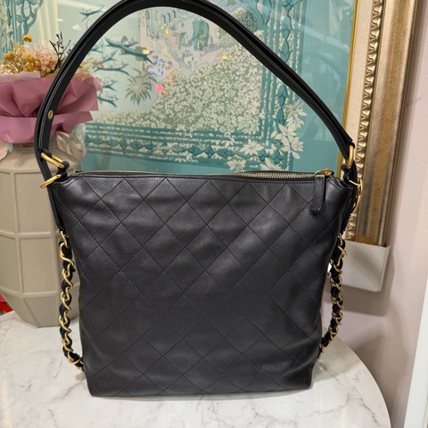 Chanel 黑牛皮菱格紋Hobo金釦一字拉肩後背包AS5517