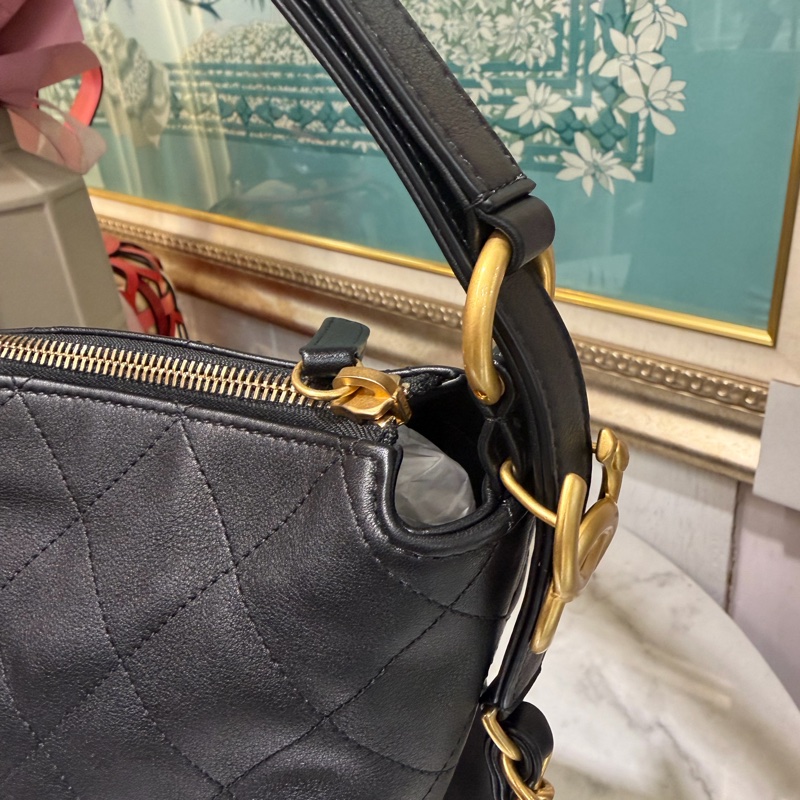 Chanel 黑牛皮菱格紋Hobo金釦一字拉肩後背包AS5517-5