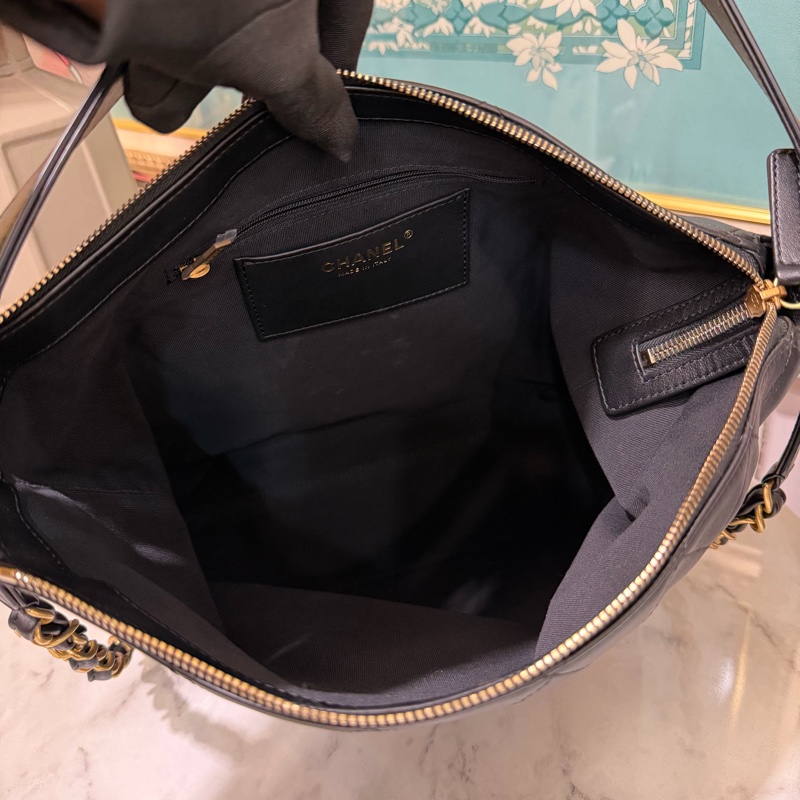 Chanel 黑牛皮菱格紋Hobo金釦一字拉肩後背包AS5517-7