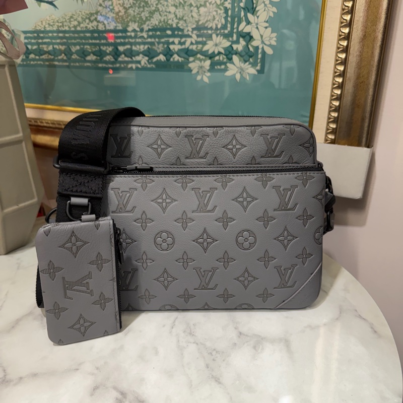 LV 灰牛皮壓紋Trio黑釦肩斜背三合一郵差包M46603-0