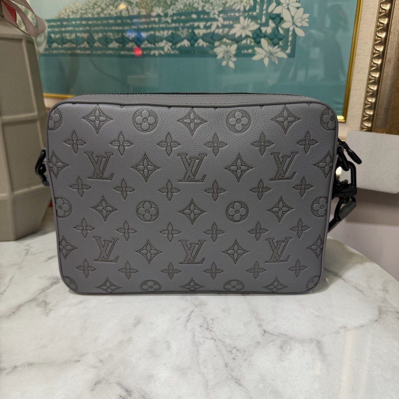 LV 灰牛皮壓紋Trio黑釦肩斜背三合一郵差包M46603-1