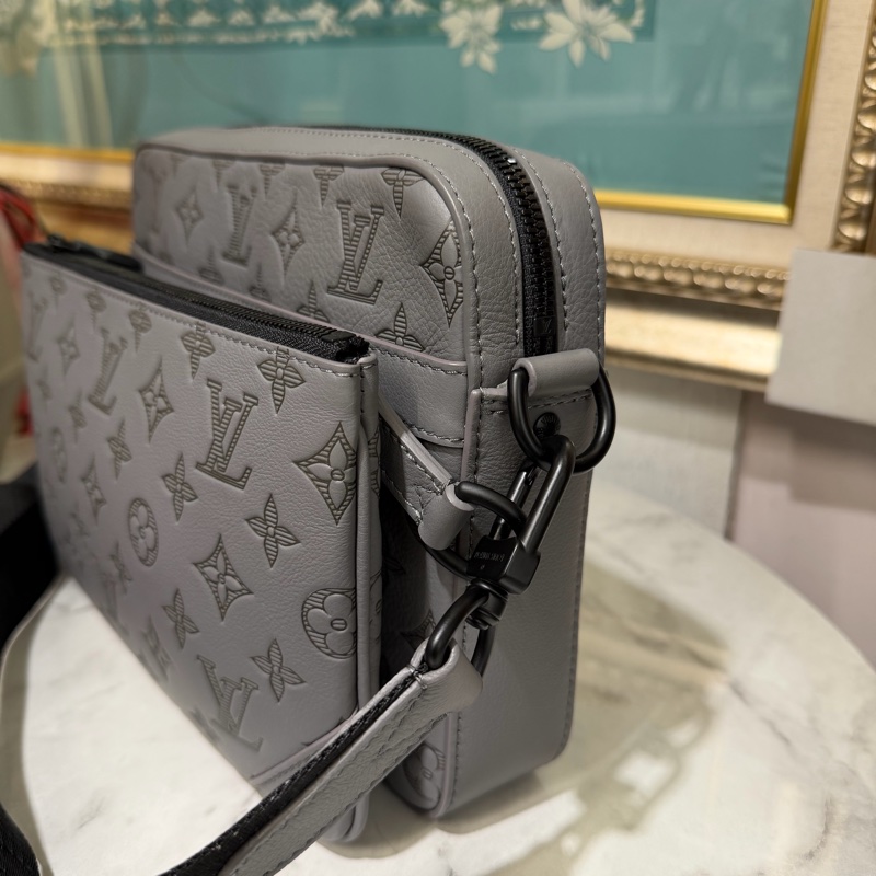 LV 灰牛皮壓紋Trio黑釦肩斜背三合一郵差包M46603-2