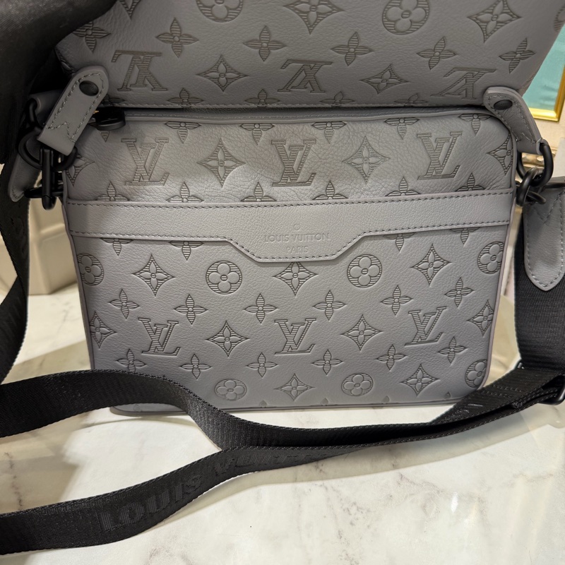 LV 灰牛皮壓紋Trio黑釦肩斜背三合一郵差包M46603-5