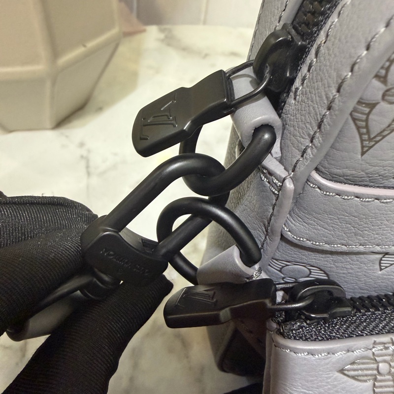 LV 灰牛皮壓紋Trio黑釦肩斜背三合一郵差包M46603-6