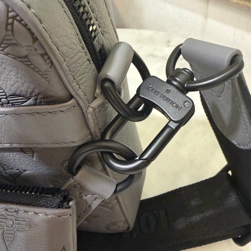 LV 灰牛皮壓紋Trio黑釦肩斜背三合一郵差包M46603-7