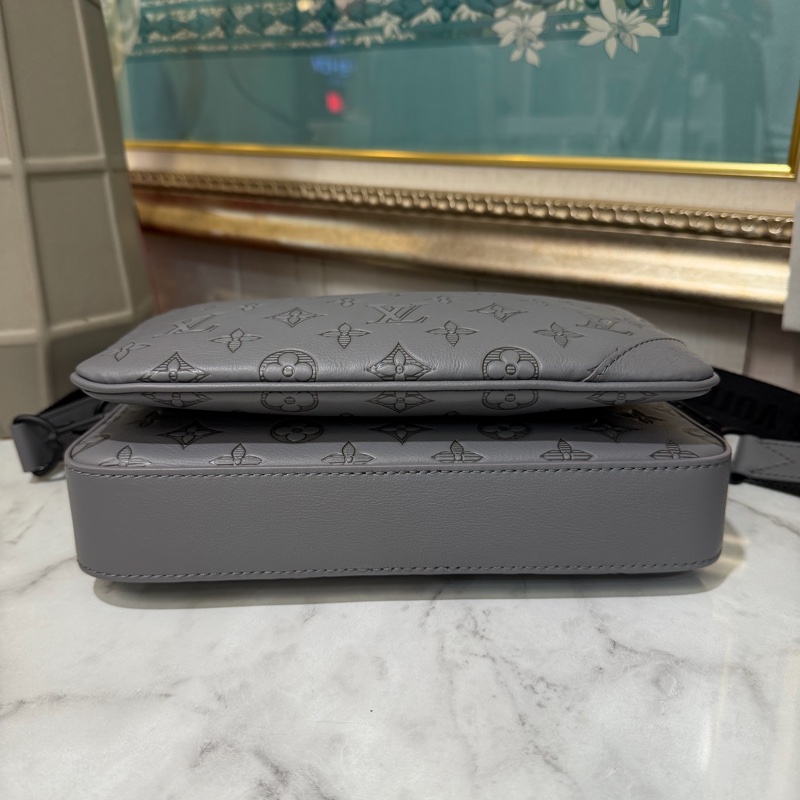 LV 灰牛皮壓紋Trio黑釦肩斜背三合一郵差包M46603-9