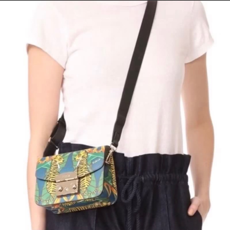 Furla METROPOLIS 義大利🇮🇹 叢林系列 紫色系白色老虎 🐯小方包 肩背包 揹袋可調 機場免稅店購入-8