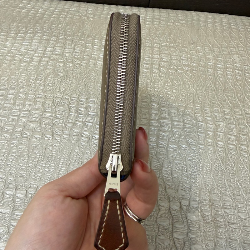 Hermes 大象灰銀釦ㄇ拉絲巾短夾-1