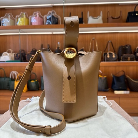 LOEWE mini pebble bucket 水桶包