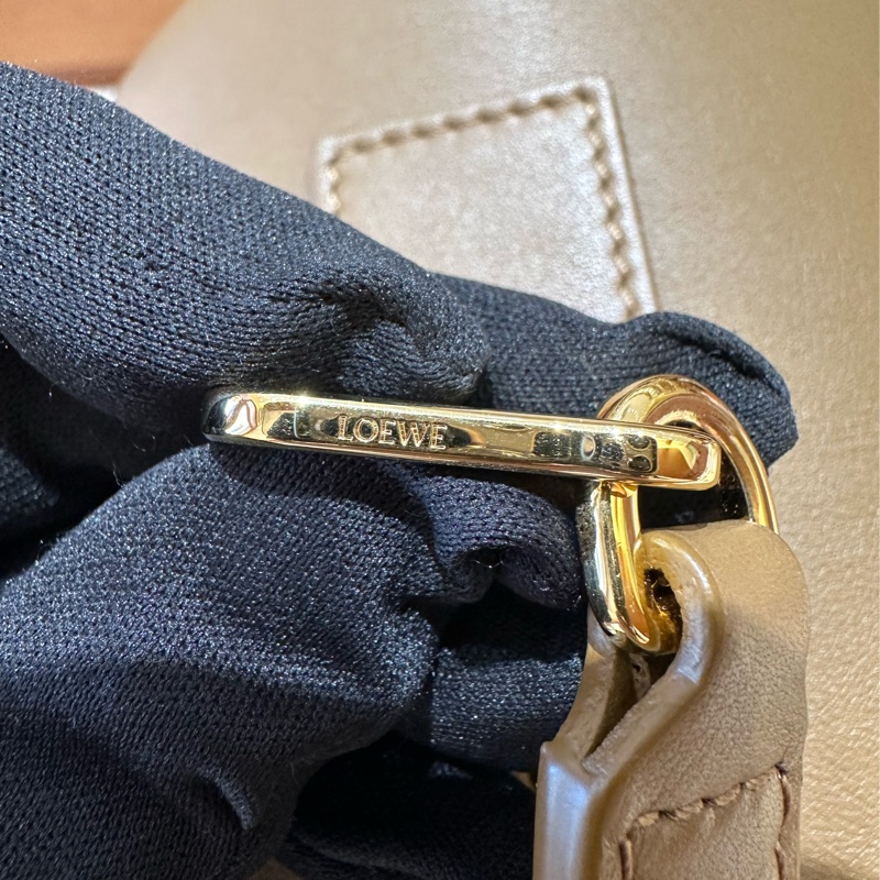 LOEWE mini pebble bucket 水桶包-10