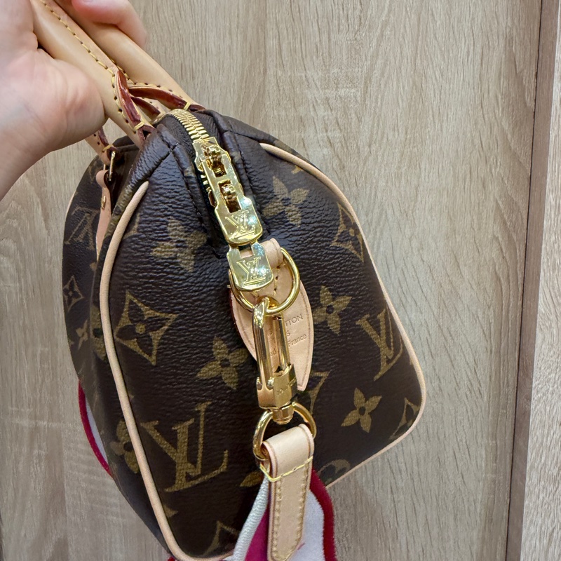LV 原花金釦Speedy 20手提斜背波士頓包-6