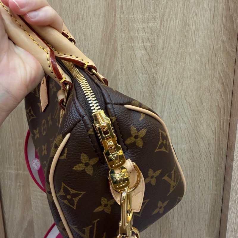 LV 原花金釦Speedy 20手提斜背波士頓包-7