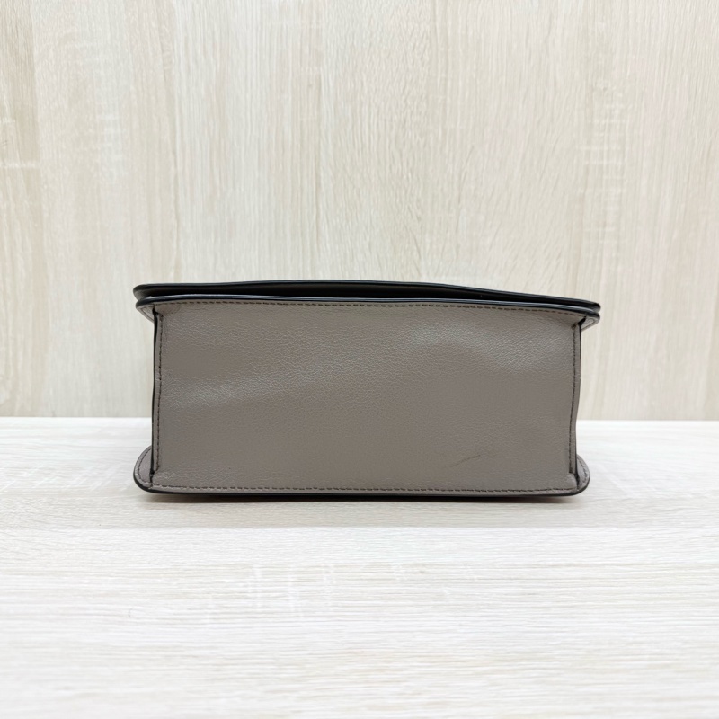 PRADA大象灰牛皮銀三角logo下蓋磁吸側背包1BD296-4