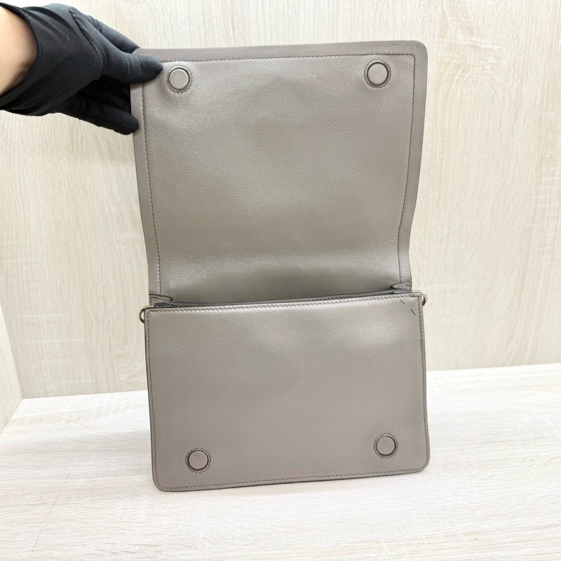 PRADA大象灰牛皮銀三角logo下蓋磁吸側背包1BD296-5