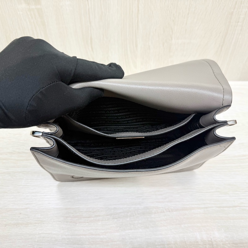 PRADA大象灰牛皮銀三角logo下蓋磁吸側背包1BD296-6