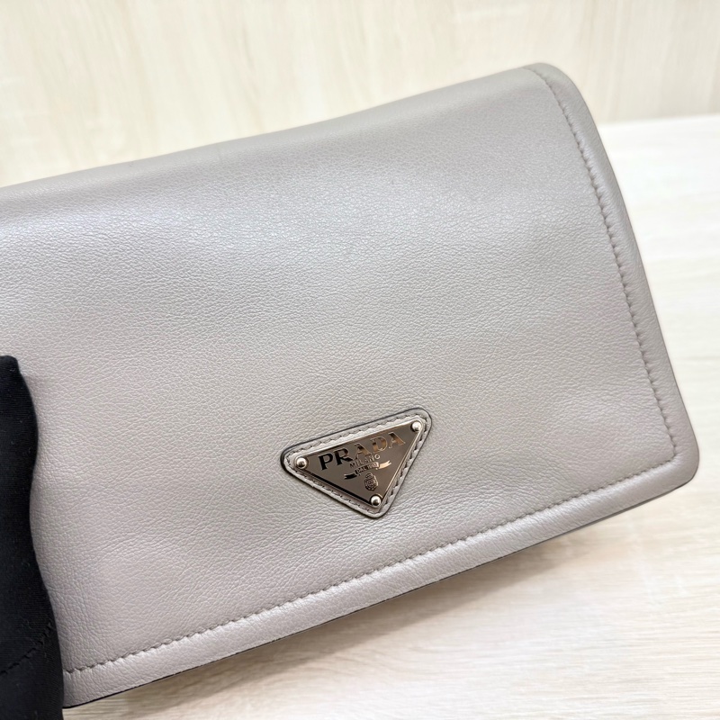 PRADA大象灰牛皮銀三角logo下蓋磁吸側背包1BD296-9