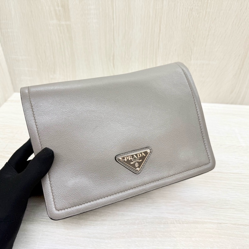 PRADA大象灰牛皮銀三角logo下蓋磁吸側背包1BD296-10
