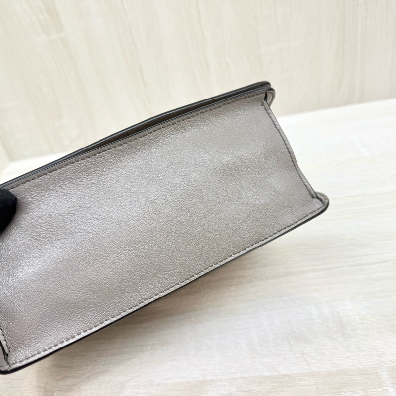 PRADA大象灰牛皮銀三角logo下蓋磁吸側背包1BD296-11