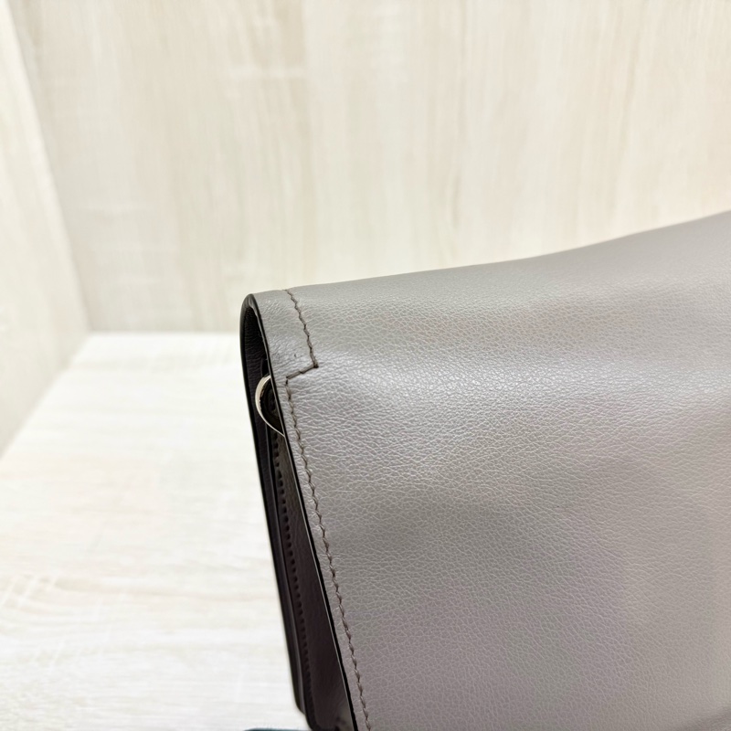 PRADA大象灰牛皮銀三角logo下蓋磁吸側背包1BD296-13