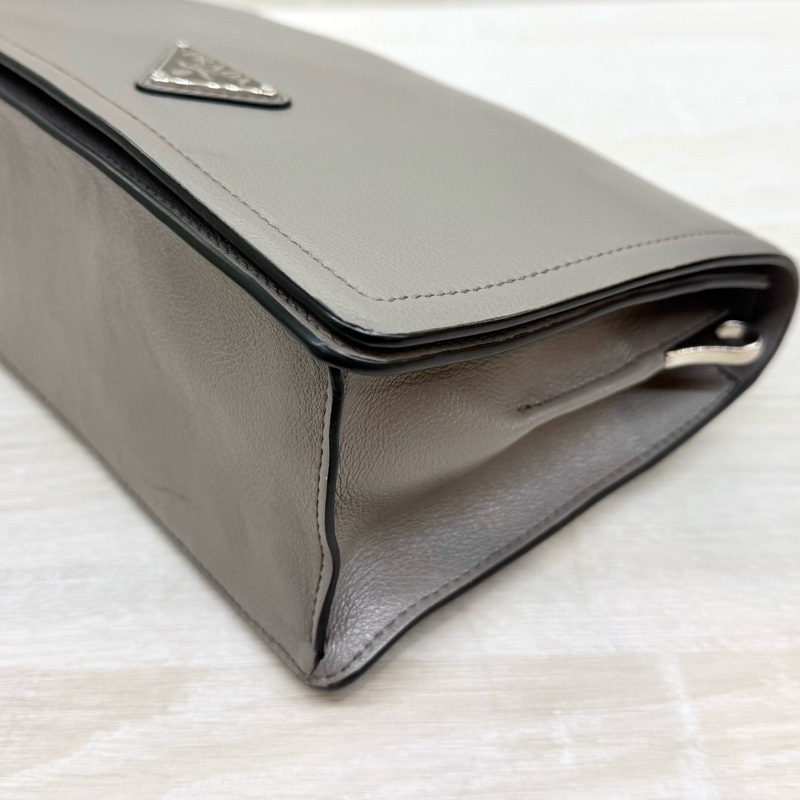 PRADA大象灰牛皮銀三角logo下蓋磁吸側背包1BD296-16