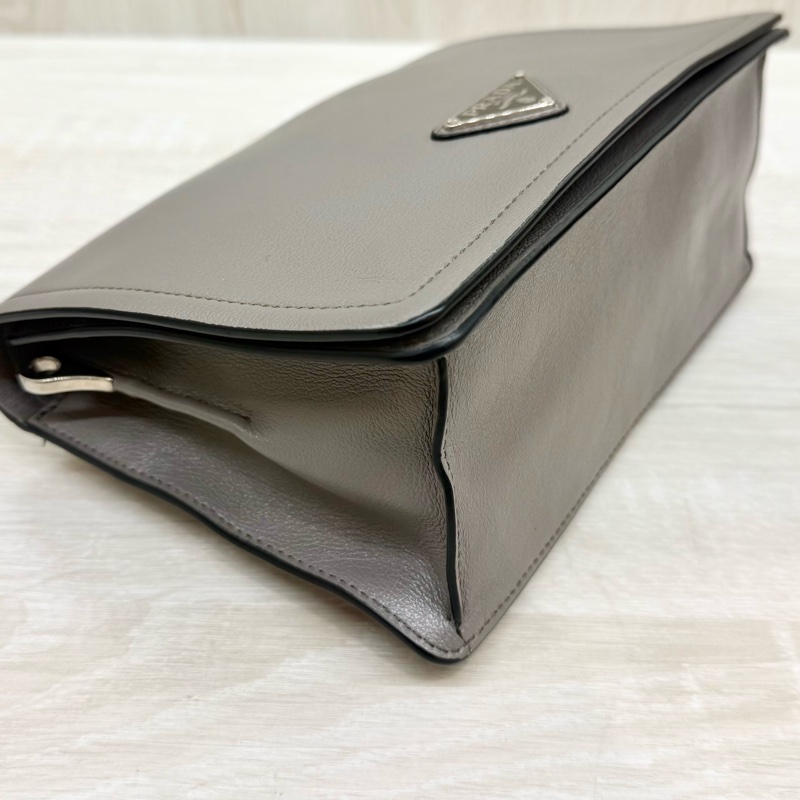 PRADA大象灰牛皮銀三角logo下蓋磁吸側背包1BD296-17