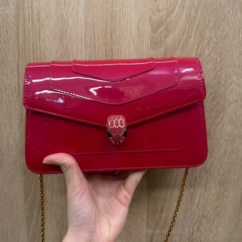 Bvlgari 玫紅漆皮金釦斜背WOC
