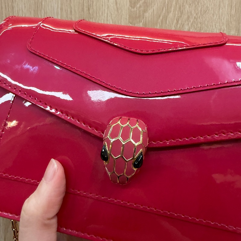 Bvlgari 玫紅漆皮金釦斜背WOC-1