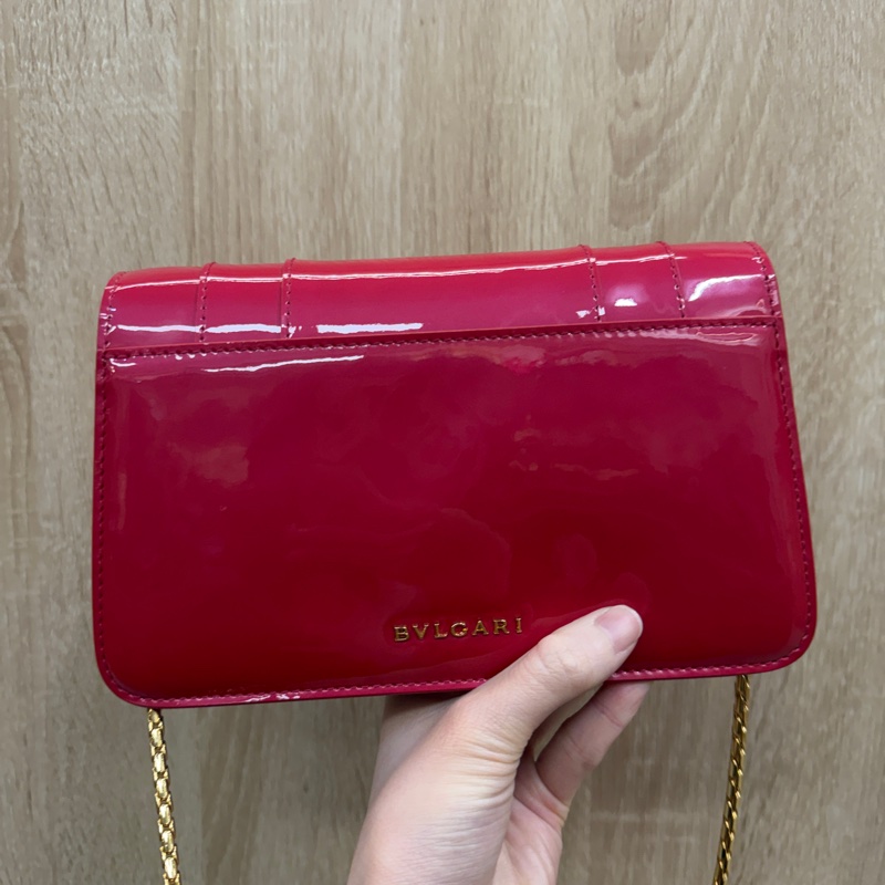 Bvlgari 玫紅漆皮金釦斜背WOC-5