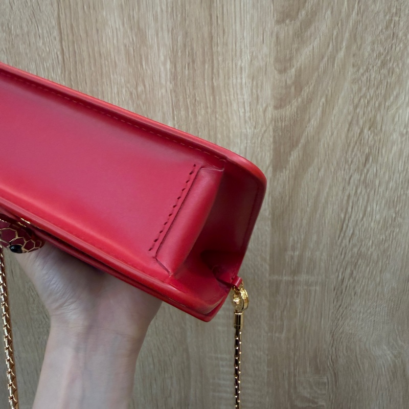 Bvlgari 玫紅漆皮金釦斜背WOC-8