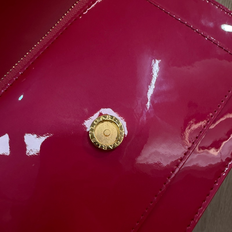 Bvlgari 玫紅漆皮金釦斜背WOC-10