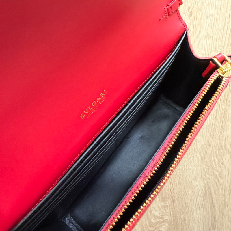 Bvlgari 玫紅漆皮金釦斜背WOC-11