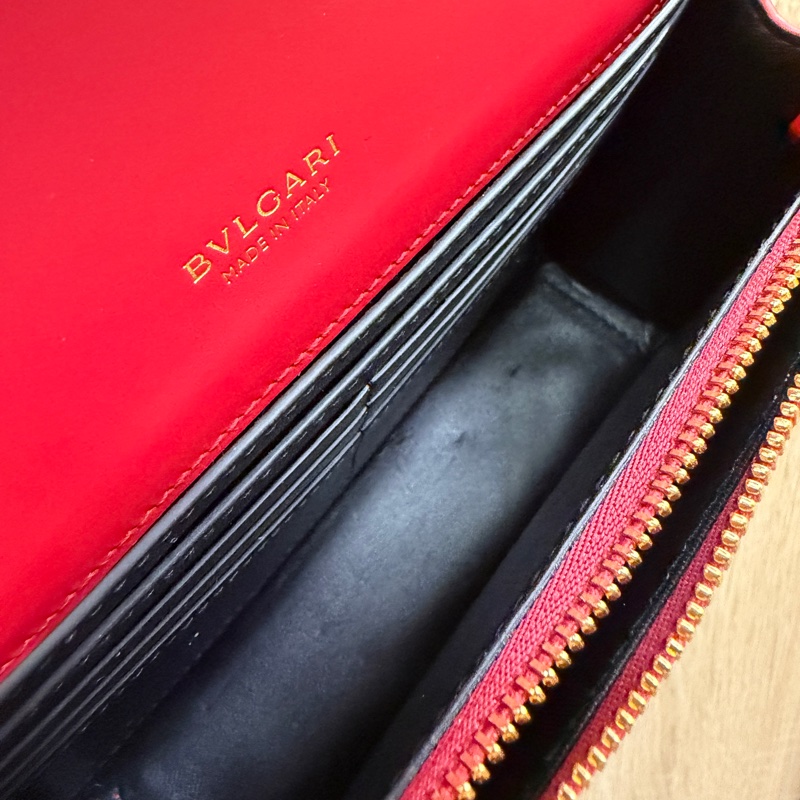 Bvlgari 玫紅漆皮金釦斜背WOC-12