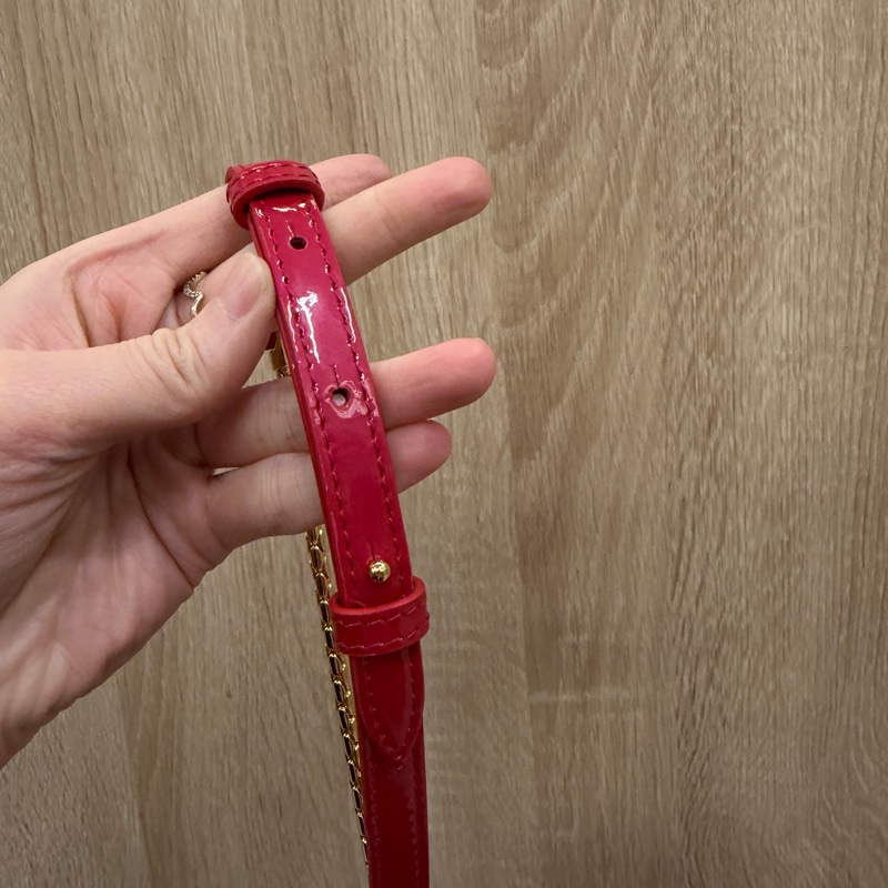 Bvlgari 玫紅漆皮金釦斜背WOC-14