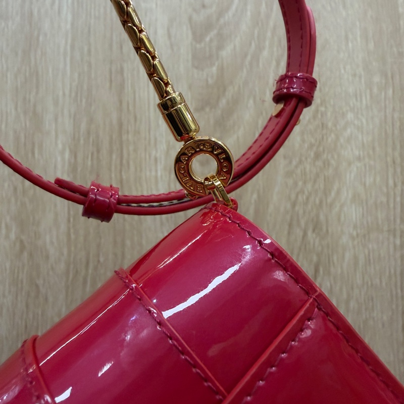 Bvlgari 玫紅漆皮金釦斜背WOC-17