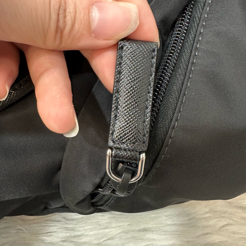 Prada 2VD052 黑尼龍斜背包 郵差包-11