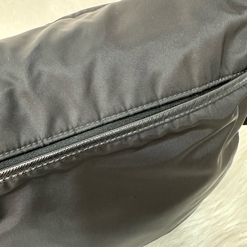 Prada 2VD052 黑尼龍斜背包 郵差包-23