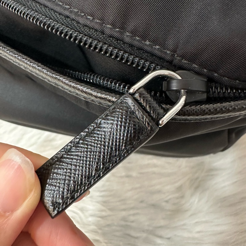 Prada 2VD052 黑尼龍斜背包 郵差包-26