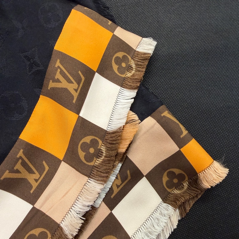 LV 黑Logo咖橘米白方格羊毛絲質方巾M68644-2