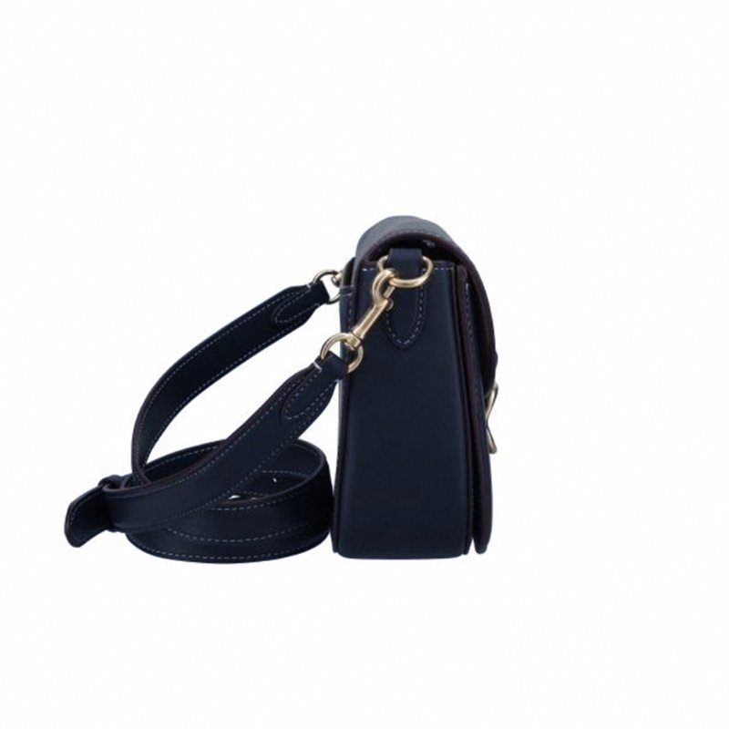 【COACH】滿版LOGO翻蓋皮革馬鞍斜背包-丹寧深藍-1