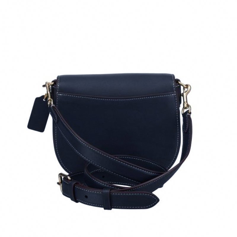 【COACH】滿版LOGO翻蓋皮革馬鞍斜背包-丹寧深藍-2