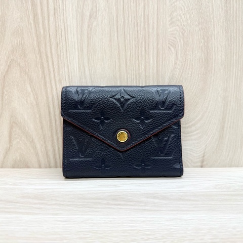 LV海軍藍滾紅邊牛皮壓紋Victorine信封式三折短夾 M64060