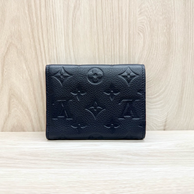 LV海軍藍滾紅邊牛皮壓紋Victorine信封式三折短夾 M64060-1