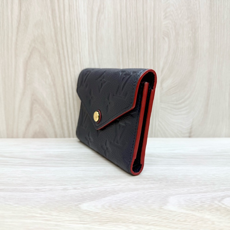 LV海軍藍滾紅邊牛皮壓紋Victorine信封式三折短夾 M64060-2