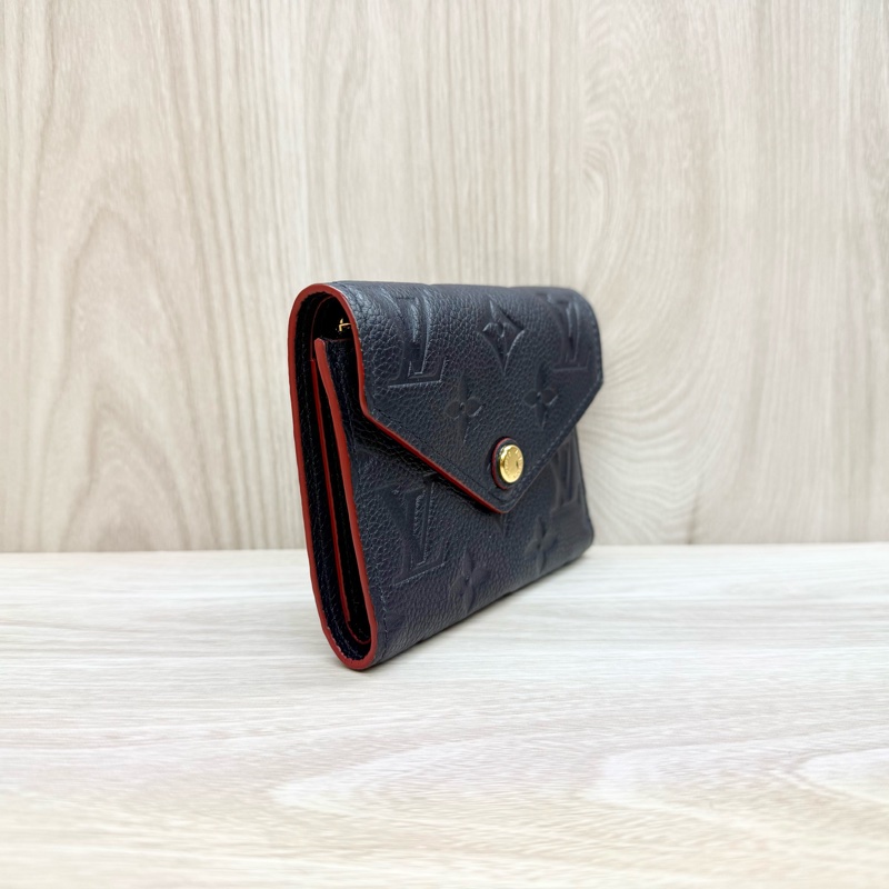 LV海軍藍滾紅邊牛皮壓紋Victorine信封式三折短夾 M64060-3