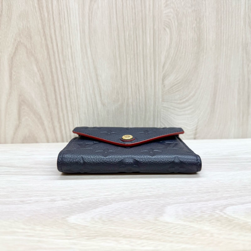 LV海軍藍滾紅邊牛皮壓紋Victorine信封式三折短夾 M64060-4