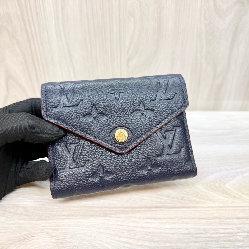 LV海軍藍滾紅邊牛皮壓紋Victorine信封式三折短夾 M64060-5