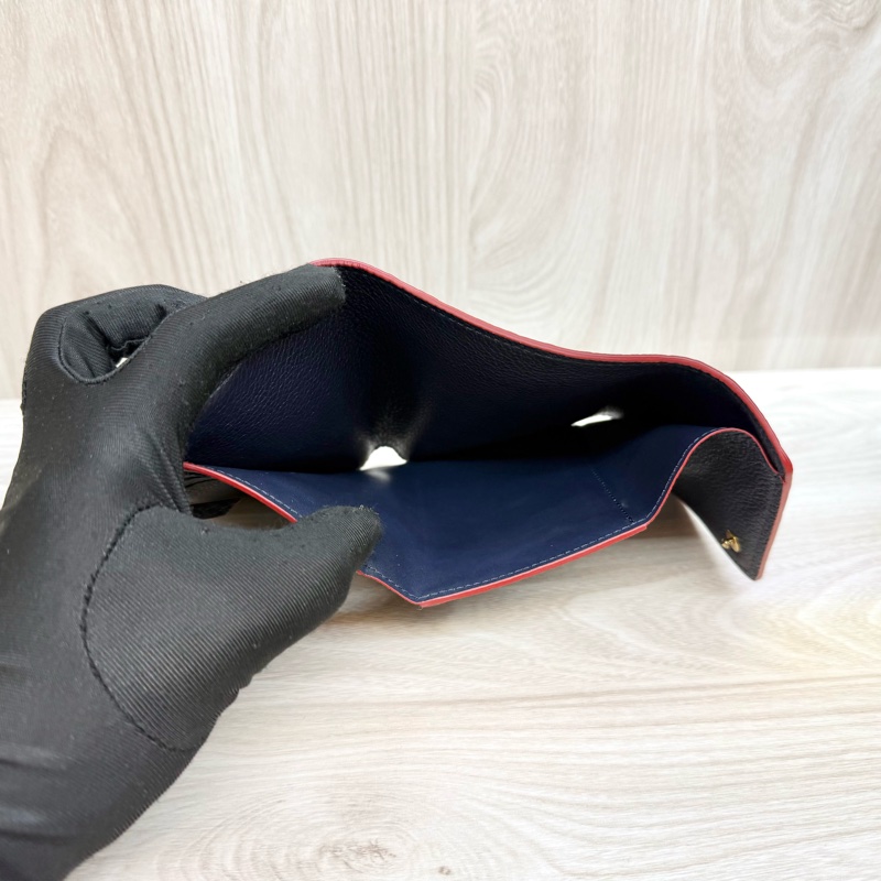 LV海軍藍滾紅邊牛皮壓紋Victorine信封式三折短夾 M64060-8