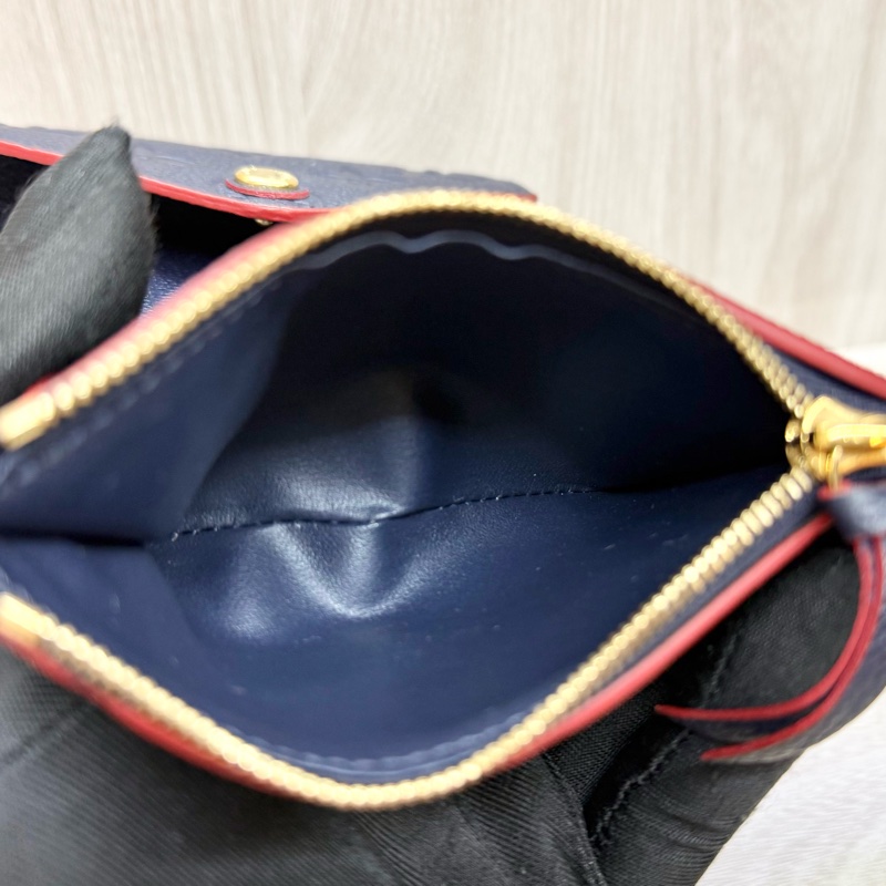 LV海軍藍滾紅邊牛皮壓紋Victorine信封式三折短夾 M64060-10