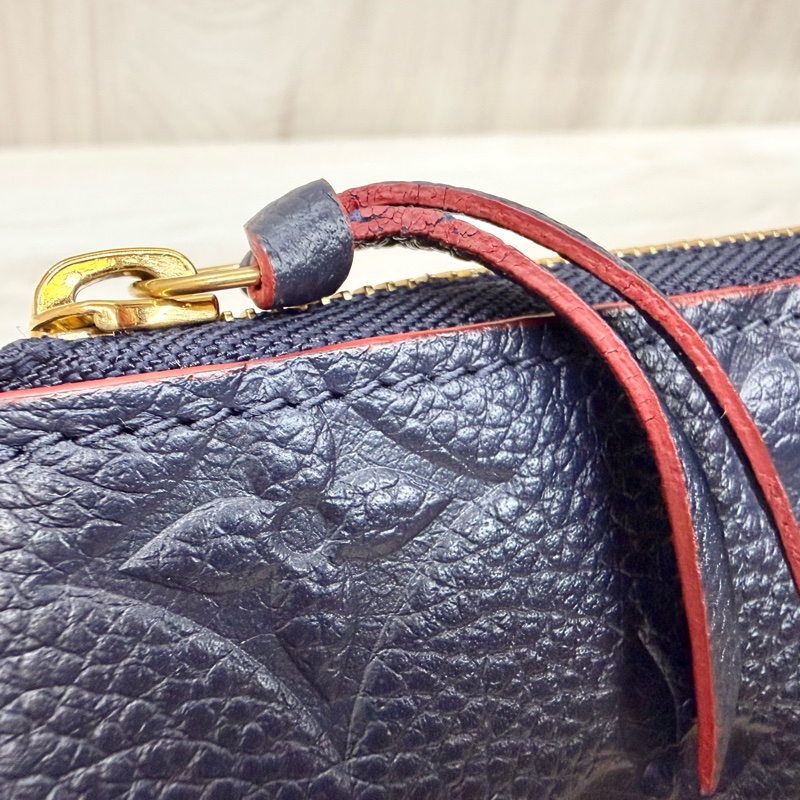 LV海軍藍滾紅邊牛皮壓紋Victorine信封式三折短夾 M64060-11